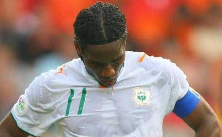 Didier Drogba og Elfenbenskysten misbrugte mange chancer mod Holland - og mod Argentina - og er derfor ude af VM. - Foto: AP.A! 