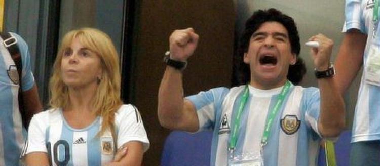 Diego Maradona blev taget for at køre alt for stærkt efter Argentinas kamp mod Serbien-Montenegro - Foto: AP 