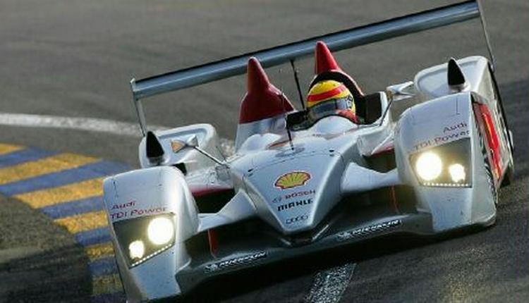 Den tyske kører Frank Biela styrer Audi nummer 8 gennem en kurve i Le Mans. - Foto: AP 