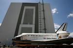 Rumfærgen 'Discovery' rulles på plads i Cape Canaveral i Florida, før de sidste eftersyn før opsendelse af færgen. - Foto: APA! 