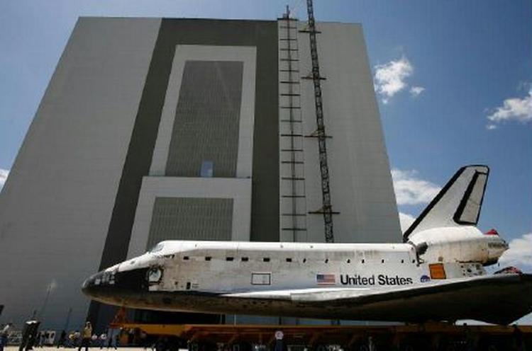 Rumfærgen 'Discovery' rulles på plads i Cape Canaveral i Florida, før de sidste eftersyn før opsendelse af færgen. - Foto: APA! 