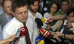 Lederen af de slovakiske socialdemokrater i partiet Smer, Robert Fico, omringes af journalister efter valgsejren lørdag. - Foto: AP 