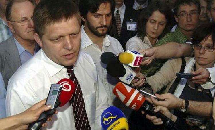 Lederen af de slovakiske socialdemokrater i partiet Smer, Robert Fico, omringes af journalister efter valgsejren lørdag. - Foto: AP 