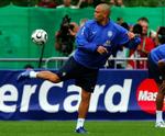 Ronaldo træner før kampen mod Australien. Trods massiv kritik af stjernens indsats kan han forvente genvalgt til kampen i aften. - Foto: AP 