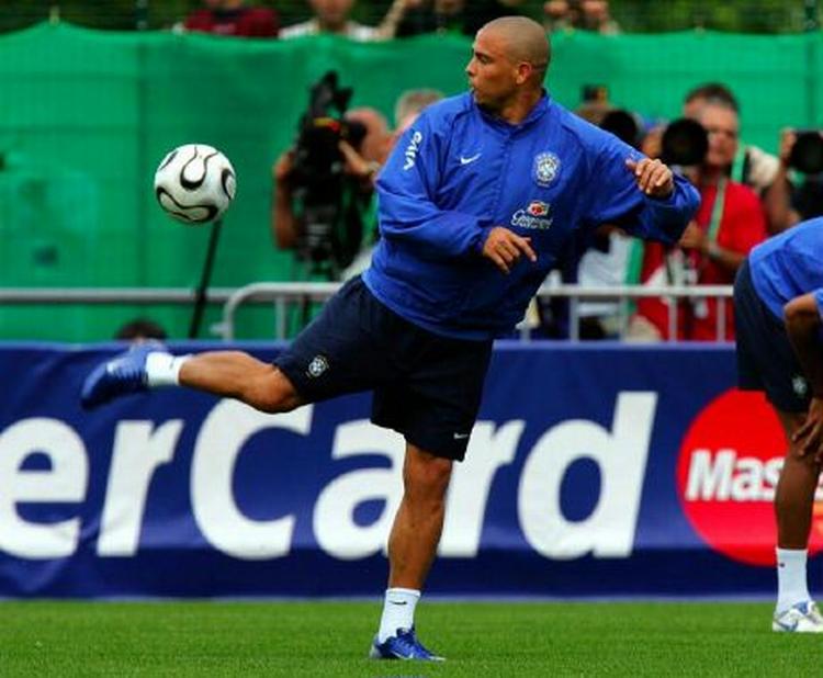 Ronaldo træner før kampen mod Australien. Trods massiv kritik af stjernens indsats kan han forvente genvalgt til kampen i aften. - Foto: AP 