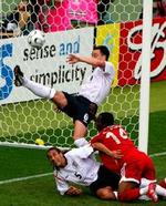Englands John Terry måtte redde på stregen i kampen mod upåagtede Trinidad &amp;amp; Tobago. Men forsvarsklippen mener ikke, England skal spille flot og poleret. - Foto: AP 