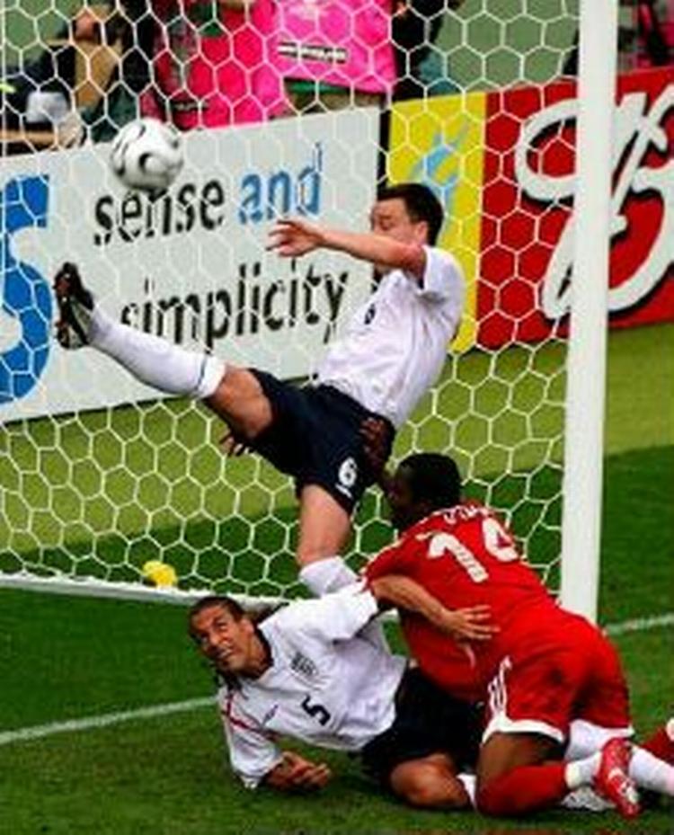 Englands John Terry måtte redde på stregen i kampen mod upåagtede Trinidad &amp;amp; Tobago. Men forsvarsklippen mener ikke, England skal spille flot og poleret. - Foto: AP 