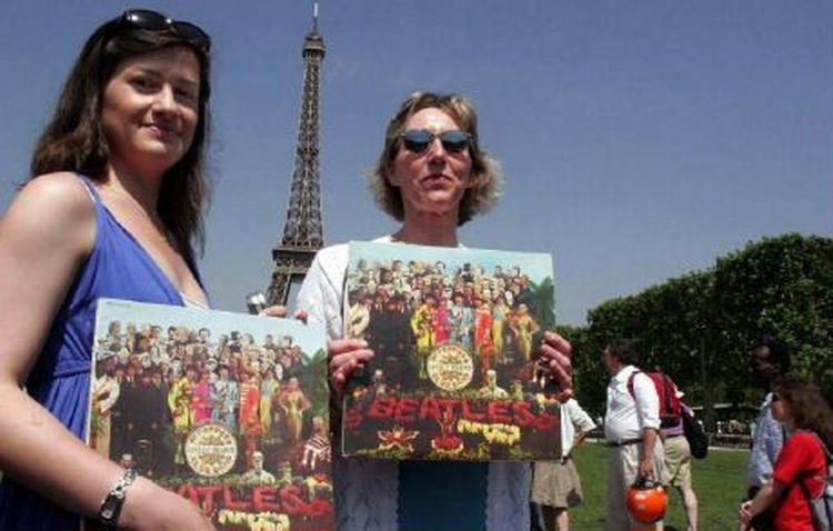 Franske McCartney-fans fejrer legendens 64-års dag, mens McCartney kæmper med dårlig omtale og skilsmisse. - Foto: AP 