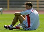Steven Gerrard sidder over mod Sverige. - Foto: AP. 