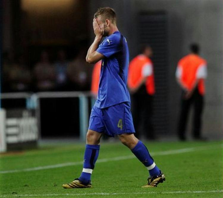 Daniele de Rossi kan se frem til mindst to spilledages karantæne. - Foto: AP. 