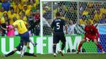 Brasiliens Adriano trykker af i feltet og passerer Australiens målmand til 1-0-føringen. - Foto: AP 