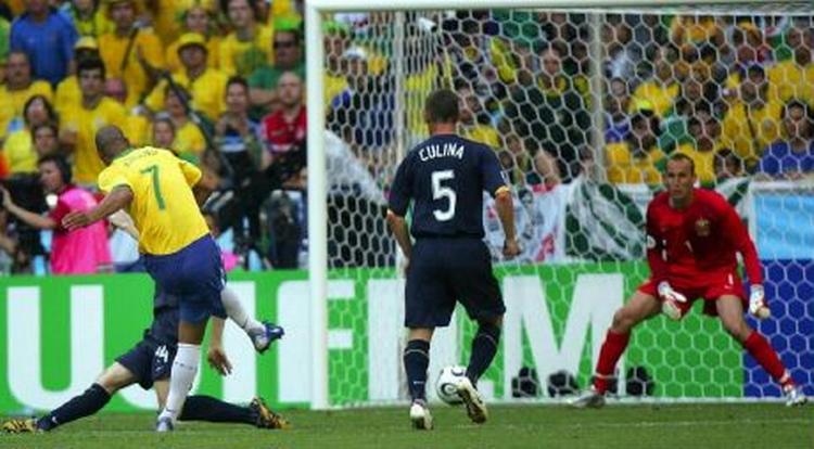Brasiliens Adriano trykker af i feltet og passerer Australiens målmand til 1-0-føringen. - Foto: AP 