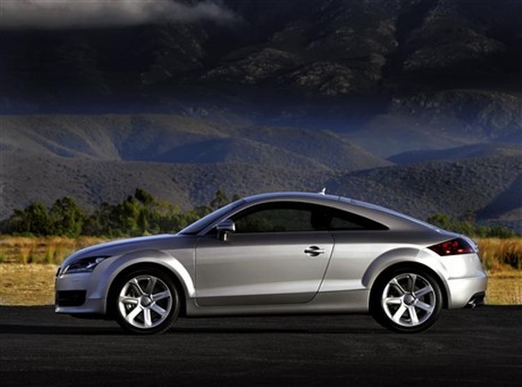 Audi TT holder lav profil. Den har stadig meget små sideruder, som kan gøre kabinen lidt klaustrofobisk. 