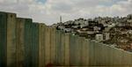 Konstruktionen af den israelske sikkerhedsmur blev iværksat i 2001 til stor kritik fra menneskerettighedsorganisationer, herunder Amnesty International. - Foto: AP 