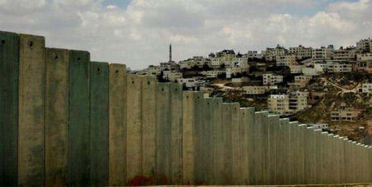 Konstruktionen af den israelske sikkerhedsmur blev iværksat i 2001 til stor kritik fra menneskerettighedsorganisationer, herunder Amnesty International. - Foto: AP 