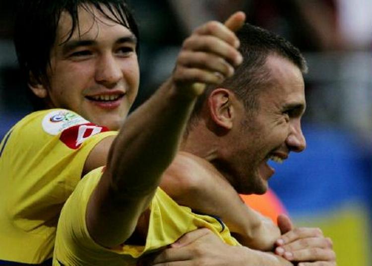 Målscorerne Rusol (tv.) og Shevchenko jubler efter sidstnævntes scoring. - Foto: AP 