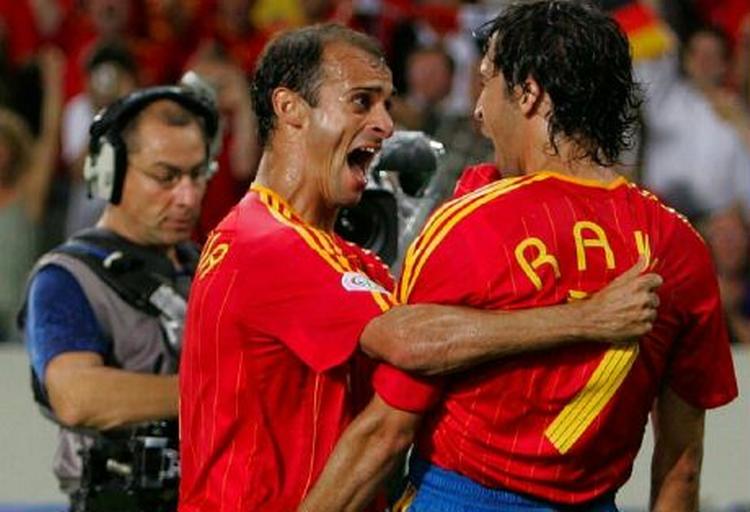 Mariano Pernia (tv.) lykønsker Raul med den forløsende scoring. - Foto: AP 