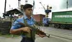 En srilankansk regeringssoldat holder vagt på havnen i Colombo. Tamilske oprørere har angrebet havne i Sri Lanka flere gange den seneste tid. - Foto: AP 