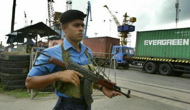 En srilankansk regeringssoldat holder vagt på havnen i Colombo. Tamilske oprørere har angrebet havne i Sri Lanka flere gange den seneste tid. - Foto: AP 
