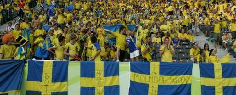 Svensk politi vurderer, at omkring 100 registrerede svenske fodboldbøller opholder sig i Tyskland under slutrunden. - Foto: AP 
