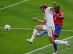 Polens Bartosz Bosacki (tv.) i nærkamp med Costa Ricas Paulo Wanchope. - Foto: AP 