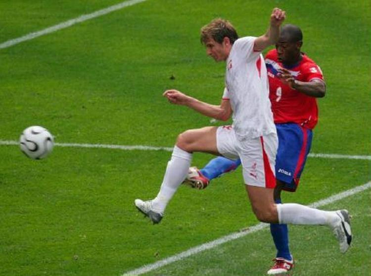 Polens Bartosz Bosacki (tv.) i nærkamp med Costa Ricas Paulo Wanchope. - Foto: AP 