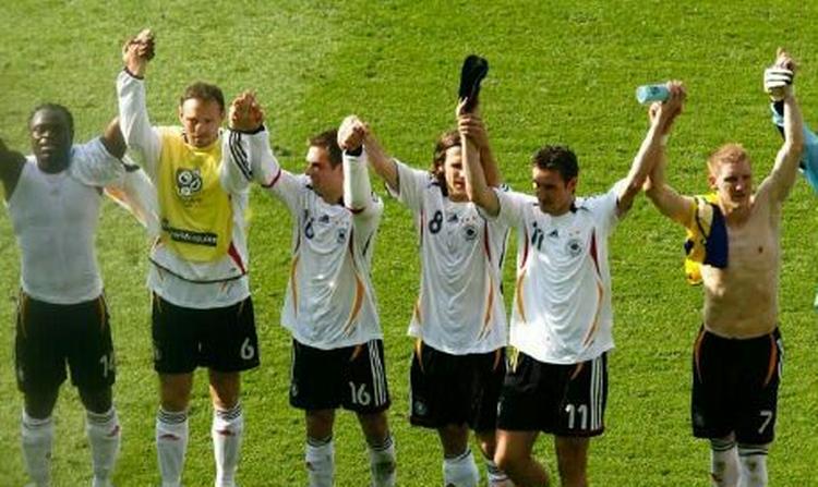 De tysker stjerner fejrer sejren i Berlin. - Foto: AP 