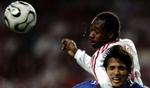 Paraguays Roque Santa Cruz får for en stund Trinidad &amp;amp; Tobagos Dennis Lawrence på ryggen. - Foto: AP 