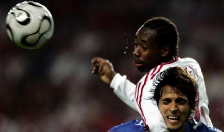Paraguays Roque Santa Cruz får for en stund Trinidad &amp;amp; Tobagos Dennis Lawrence på ryggen. - Foto: AP 