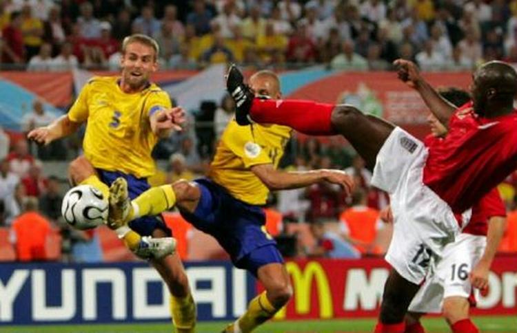 Henrik Larsson (i midten) scorer det udlignende mål blandt venner og fjender. - Foto: AP 