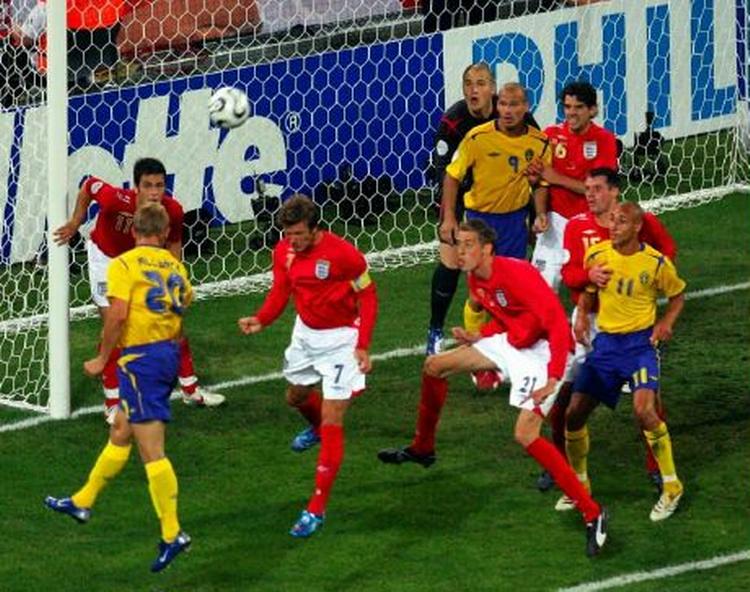 Sveriges Marcus Allbäck kommer først på bolden og scorer VM-historiens mål nummer 2000. - Foto: AP 