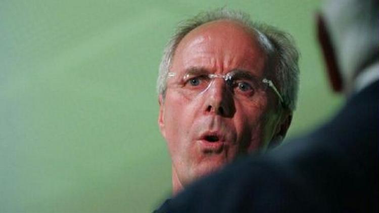 Den svenske træner for England, Sven-Göran Eriksson, forsvarede sit holds lidt tamme indsats mod svenskerne. - Foto: AP 