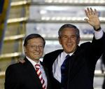 Østrigs kansler Wolfgang Schuessel tog imod USA's præsident George W. Bush efter ankomsten til Østrig tirsdag. - Foto: AP 