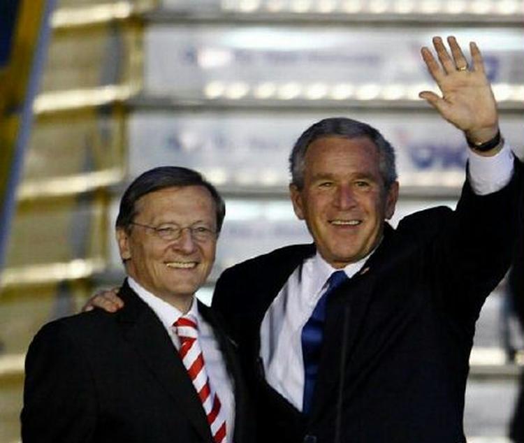 Østrigs kansler Wolfgang Schuessel tog imod USA's præsident George W. Bush efter ankomsten til Østrig tirsdag. - Foto: AP 