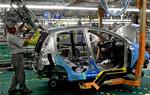 De tre minibiler fra Citroën, Peugeot og Toyota bygges på samme fabrik i Tjekkiet. Her er det en Peugeot 107, der er ved at blive skruet sammen. Foto: AP 