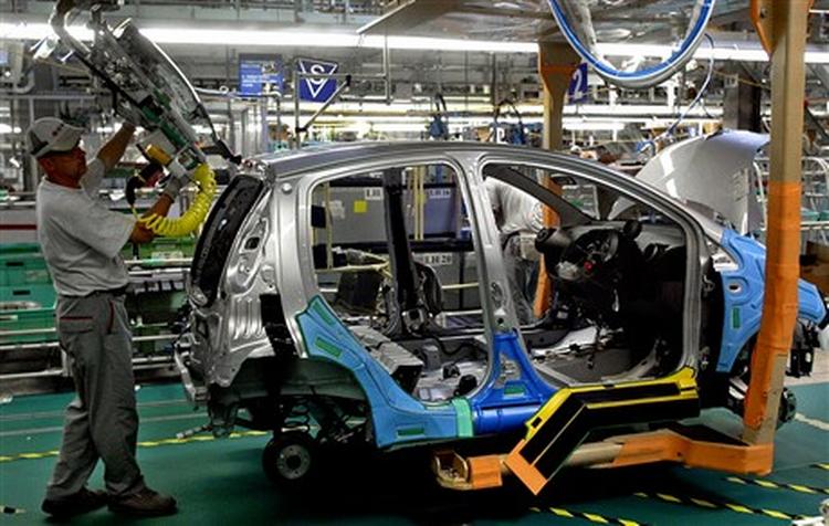 De tre minibiler fra Citroën, Peugeot og Toyota bygges på samme fabrik i Tjekkiet. Her er det en Peugeot 107, der er ved at blive skruet sammen. Foto: AP 