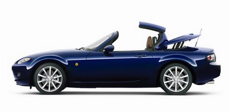Mazda MX-5, nu også med metaltag. Muligvis ikke til alles begejstring. Foto: Mazda 