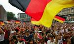 Langt de fleste af de tyske fans var fredelige, før kampen tirsdag i Köln. Men senere på aftenen stødte tyske og engelske hooligans sammen med politiet i byen. - Foto: AP 