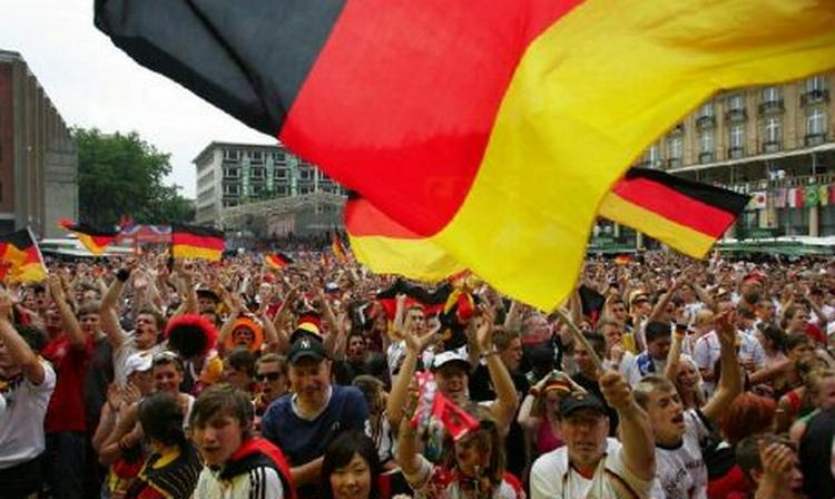 Langt de fleste af de tyske fans var fredelige, før kampen tirsdag i Köln. Men senere på aftenen stødte tyske og engelske hooligans sammen med politiet i byen. - Foto: AP 