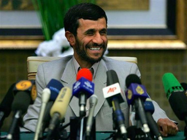 Præsident Ahmadinejad vil tage sig tid til at vurdere det internationale udspil. - Foto: AP 
