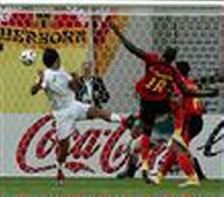 Irans Bakhtiarizadeh (tv) slukker Angolas drømme om en ottendedelsfinale et kvarter før tid. - Foto: AP 
