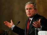»Det er absurd, at folk synes vi er farligere end Iran«, siger præsident Bush. - Foto: AP 