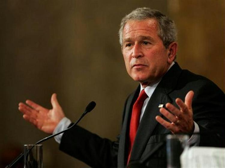 »Det er absurd, at folk synes vi er farligere end Iran«, siger præsident Bush. - Foto: AP 