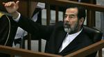 Saddam Hussein gestikulerer under retssagen. Nu sultestrejker han. - Foto: AP 