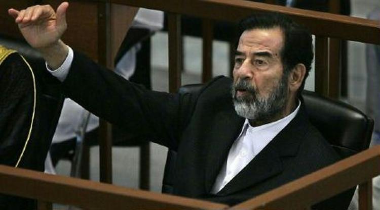 Saddam Hussein gestikulerer under retssagen. Nu sultestrejker han. - Foto: AP 