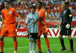 Den hollandske målmand Edwin van der Sar siger, at Holland gik efter sejren mod Argentina, selv om kampen fusede ud i inaktivitet. - Foto: AP 