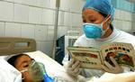 En sygeplejerske tilser en patient med fugleinfluenza i Suining i det sydvestlige Kina. Kina har muligvis holdt tidligere tilfælde af sygdommen skjult. - Arkivfoto: AP 
