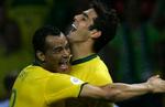 Cafu (tv.) giver et kram til sin landsholdskollega Kaka. - Foto: AP 