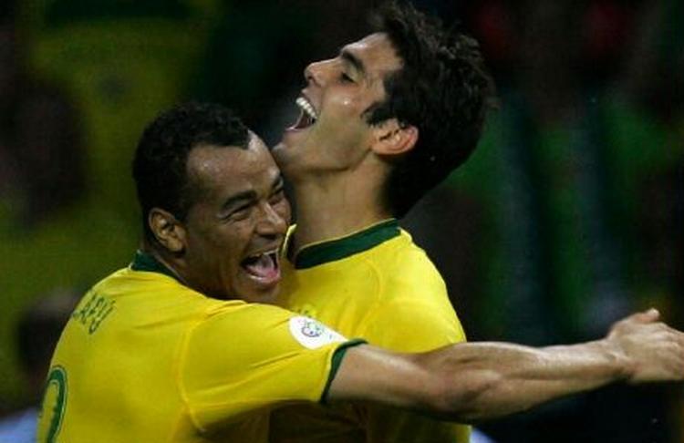 Cafu (tv.) giver et kram til sin landsholdskollega Kaka. - Foto: AP 
