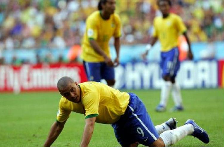 Brasiliens topangriber Ronaldo er blevet beskyldt for at være for fed. Nu oplyser han sin vægt. - Arkivfoto: AP 